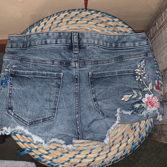 Express Shorts - Picture 2 of 3